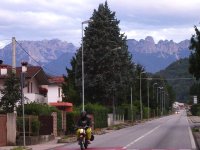 Mit den ersten Sonnenstrahlen sind die Alpen überwunden